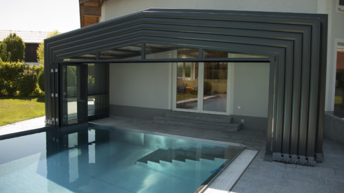Poolüberdachung zusammengeschoben