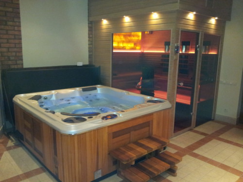 Hydropool Whirlpool im Keller